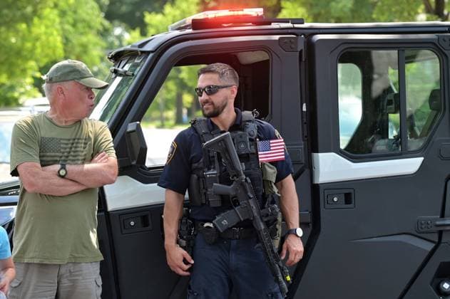 4th of July Parade in Des Plaines, Illinois DES PLAINES, ILLINOIS - JULY 4: An armed law enforcement officer keeps watch as crowds gather for the annual Independence Day parade on July 4, 2026, in Des Plaines, Illinois. Security remained high throughout the area to ensure safety during the July 4th festivities. Jacek Boczarski Anadolu Illinois United States. Editorial use only. Please get in touch for any other usage.  Copyright: x2026xAnadoluxJacekxBoczarskix