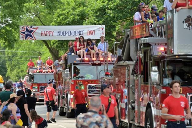 4th of July Parade in Des Plaines, Illinois DES PLAINES, ILLINOIS - JULY 04: Firefighters and community members ride on Des Plaines Fire Department trucks under a Happy Independence Day! banner during the annual 4th of July parade on July 4, 2026 in Des Plaines, Illinois. Spectators lined the streets to watch the multi-vehicle procession celebrating the holiday. Jacek Boczarski Anadolu Illinois United States. Editorial use only. Please get in touch for any other usage.  Copyright: x2026xAnadoluxJacekxBoczarskix