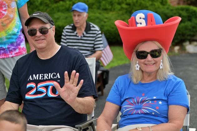 4th of July Parade in Des Plaines, Illinois DES PLAINES, ILLINOIS - JULY 04: Spectators dressed in patriotic attire watch the annual Independence Day parade on July 4, 2026 in Des Plaines, Illinois. The community gathered along the parade route to celebrate the United States Semiquincentennial, marking 250 years of independence. Jacek Boczarski Anadolu Illinois United States. Editorial use only. Please get in touch for any other usage.  Copyright: x2026xAnadoluxJacekxBoczarskix