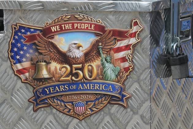 4th of July Parade in Des Plaines, Illinois DES PLAINES, ILLINOIS - JULY 4: A detailed view of a patriotic parade float celebrating the 250th anniversary of the United States during the annual Independence Day parade on July 4, 2026, in Des Plaines, Illinois. The display features patriotic imagery, including the Statue of Liberty, a bald eagle, the Liberty Bell, and the years 1776 and 2026 to mark the nation s semiquincentennial. Jacek Boczarski Anadolu Illinois United States. Editorial use only. Please get in touch for any other usage.  Copyright: x2026xAnadoluxJacekxBoczarskix