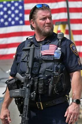 4th of July Parade in Des Plaines, Illinois DES PLAINES, ILLINOIS - JULY 4: A heavily equipped Des Plaines police officer stands watch during the annual Independence Day parade on July 4, 2026, in Des Plaines, Illinois. Law enforcement personnel maintained a strong, visible presence throughout the area to monitor the crowds and ensure public safety during the festivities. Jacek Boczarski Anadolu Illinois United States. Editorial use only. Please get in touch for any other usage.  Copyright: x2026xAnadoluxJacekxBoczarskix