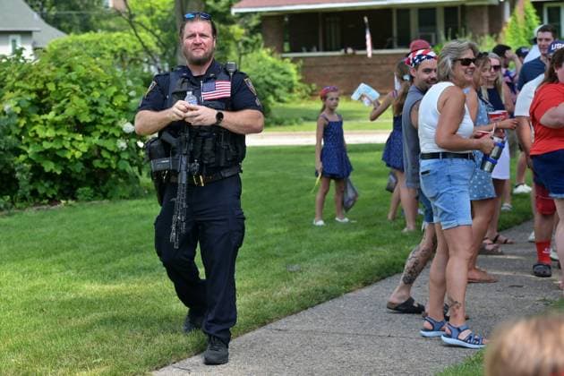 4th of July Parade in Des Plaines, Illinois DES PLAINES, ILLINOIS - JULY 4: An armed law enforcement officer keeps watch as crowds gather for the annual Independence Day parade on July 4, 2026, in Des Plaines, Illinois. Security remained high throughout the area to ensure safety during the July 4th festivities. Jacek Boczarski Anadolu Illinois United States. Editorial use only. Please get in touch for any other usage.  Copyright: x2026xAnadoluxJacekxBoczarskix