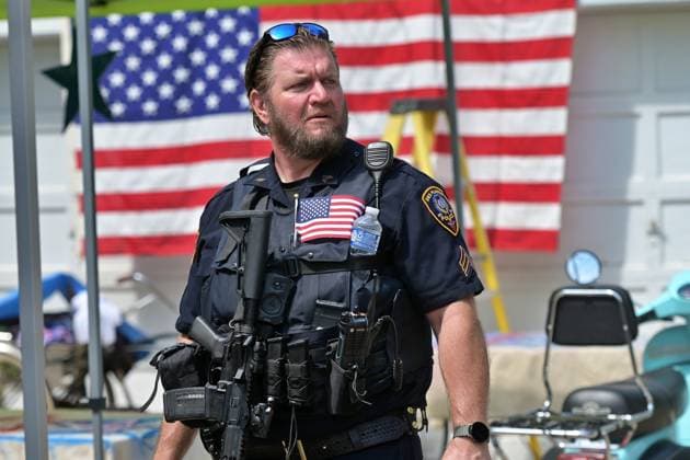 4th of July Parade in Des Plaines, Illinois DES PLAINES, ILLINOIS - JULY 4: A heavily equipped Des Plaines police officer stands watch during the annual Independence Day parade on July 4, 2026, in Des Plaines, Illinois. Law enforcement personnel maintained a strong, visible presence throughout the area to monitor the crowds and ensure public safety during the festivities. Jacek Boczarski Anadolu Illinois United States. Editorial use only. Please get in touch for any other usage.  Copyright: x2026xAnadoluxJacekxBoczarskix