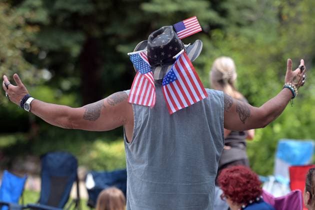 4th of July Parade in Des Plaines, Illinois DES PLAINES, ILLINOIS - JULY 4: Spectators dressed in patriotic attire watch the annual Independence Day parade on July 4, 2026 in Des Plaines, Illinois. The community gathered along the parade route to celebrate the United States Semiquincentennial, marking 250 years of independence. Jacek Boczarski Anadolu Illinois United States. Editorial use only. Please get in touch for any other usage.  Copyright: x2026xAnadoluxJacekxBoczarskix