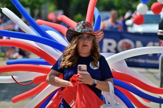 4th of July Parade in Des Plaines, Illinois DES PLAINES, ILLINOIS - JULY 4: A parade participant wearing an American flag cowboy hat, aviator sunglasses, and a large red, white, and blue balloon backpack walks along the parade route during the annual Independence Day celebration on July 4, 2026 in Des Plaines, Illinois. The community event features local organizations, marching bands, and festive patriotic displays. Jacek Boczarski Anadolu Illinois United States. Editorial use only. Please get in touch for any other usage.  Copyright: x2026xAnadoluxJacekxBoczarskix