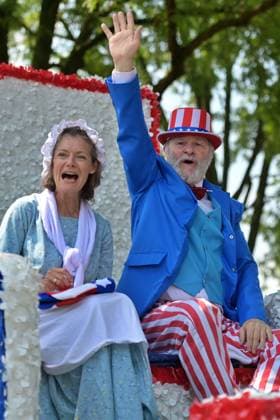 4th of July Parade in Des Plaines, Illinois DES PLAINES, ILLINOIS - JULY 4: A man dressed as Uncle Sam waves to the crowd while seated next to a woman in colonial-era attire on a parade float during the annual Independence Day parade on July 4, 2026 in Des Plaines, Illinois. The parade brought out community residents to celebrate the nation s 250th Independence Day anniversary. Jacek Boczarski Anadolu Illinois United States. Editorial use only. Please get in touch for any other usage.  Copyright: x2026xAnadoluxJacekxBoczarskix