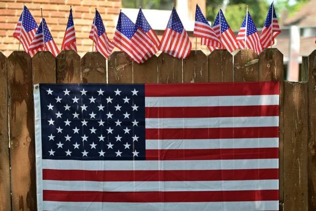 4th of July Parade in Des Plaines, Illinois DES PLAINES, ILLINOIS - JULY 4: A patriotic home display is seen along the parade route during the 2026 Des Plaines 4th of July Parade.A series of small, hand-held American flags are lined up along the top of a brown wooden picket fence, which also features a large hanging U.S. flag to celebrate Independence Day. Jacek Boczarski Anadolu Illinois United States. Editorial use only. Please get in touch for any other usage.  Copyright: x2026xAnadoluxJacekxBoczarskix