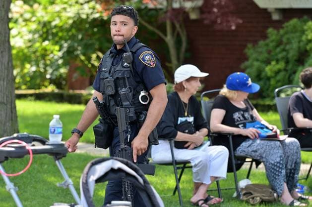 4th of July Parade in Des Plaines, Illinois DES PLAINES, ILLINOIS - JULY 4: A heavily equipped Des Plaines police officer stands watch during the annual Independence Day parade on July 4, 2026, in Des Plaines, Illinois. Law enforcement personnel maintained a strong, visible presence throughout the area to monitor the crowds and ensure public safety during the festivities. Jacek Boczarski Anadolu Illinois United States. Editorial use only. Please get in touch for any other usage.  Copyright: x2026xAnadoluxJacekxBoczarskix