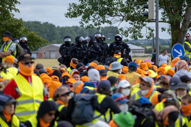 Mass demonstrations accompany AfD party congress in eastern Germany ERFURT, GERMANY - JULY 04: Police take measures as protesters take part in coordinated civil disobedience actions during demonstrations against the federal party congress of the Alternative for Germany (AfD) in Erfurt, Germany, on July 4, 2026. Around 8:30 a.m., demonstrators established multiple blockades on roads leading to the Messe Erfurt exhibition grounds, with organizers reporting tens of thousands of participants attempting to hinder delegates from reaching the congress venue. More than 5,000 police officers were deployed from across Germany to secure the event and clear access routes. The AfD is a right-wing populist political party and one of Germany’s largest opp  Copyright: x2026xAnadoluxMouafakxMahmaljix