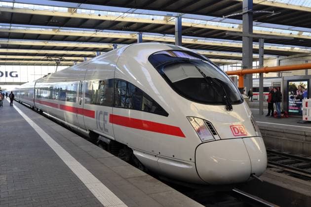 Hochgeschwindigkeitszug ICE 3, Siemens Velaro, Baureihe 407 im Hauptbahnhof München, Bayern, Deutschland ICE 3 high-speed train, Siemens Velaro, class 407 at Munich Central Station, Bavaria, Germany Copyright: imageBROKER MAL iblmla18242664.jpg