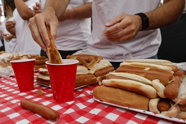 News Themen der Woche KW27 July 4, 2026, Tampa, Florida, USA: A contestants dips his hotdog bun in water during the Where my Dogs at? Hot Dog Eating Contest at Armature Works part of the Liberty By The Bay citywide celebration on Saturday, July 4, 2026 in Tampa. Tampa USA - ZUMAs70_ 20260704_zan_s70_009 Copyright: xLuisxSantanax