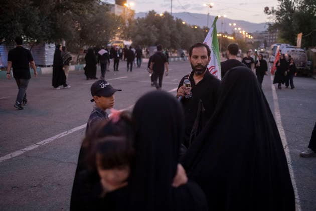 Farewell Ceremony For Bodies Of Supreme Leader And His Family An Iranian man carrying a national flag arrives with his family at the Imam Khomeini Grand Mosque to participate in a farewell ceremony for the bodies of Iran s late Supreme Leader Ayatollah Ali Khamenei and his family on the eve of his funeral in Tehran, Iran, on July 4, 2026. Tehran Tehran Iran  Copyright: xMortezaxNikoubazlx originalFilename: nikoubazl-farewell260704_npqmj.jpg