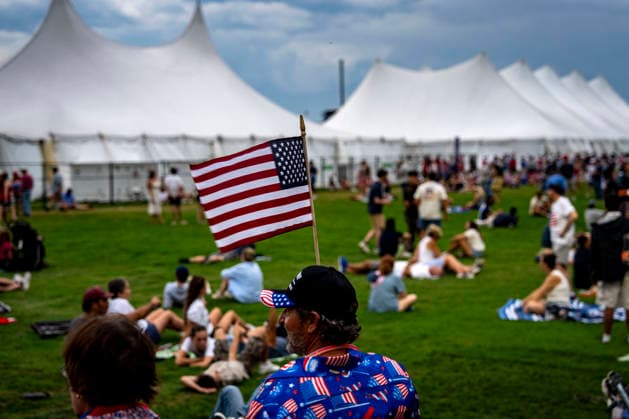 Attendees evacuate due to thunderstorms in the area during the Salute to America Independence Day celebration on the National Mall in Washington, DC, on July 4, 2026. The nation is marking the 250th anniversary of the United States Declaration of Independence.  WAP20260704341 BONNIExCASH