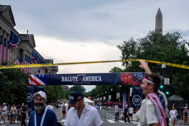 Attendees evacuate due to thunderstorms in the area during the Salute to America Independence Day celebration on the National Mall in Washington, DC, on July 4, 2026. The nation is marking the 250th anniversary of the United States Declaration of Independence.  WAP20260704343 BONNIExCASH