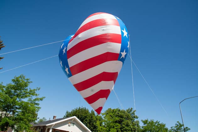 July 4, 2026, Provo, Utah, USA: A giant, heart-shaped helium balloon decorated with an American flag pattern floats overhead during America s Freedom Festival Grand Parade in Provo, Utah, Saturday, July 4, 2026. The annual Independence Day event features expanded programming to honor the 250th anniversary of United States independence. Provo USA - ZUMAm292 20260704_znp_m292_014 Copyright: xCharlesxMcClintockxWilsonx