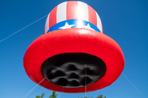 July 4, 2026, Provo, Utah, USA: A giant, patriotic Uncle Sam style top hat helium balloon floats against a clear blue sky during America s Freedom Festival Grand Parade in Provo, Utah, Saturday, July 4, 2026. The annual Independence Day event features expanded programming to honor the 250th anniversary of United States independence. Provo USA - ZUMAm292 20260704_znp_m292_040 Copyright: xCharlesxMcClintockxWilsonx