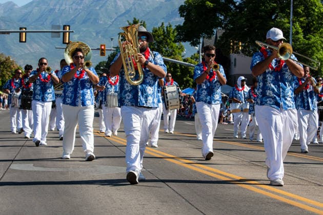 July 4, 2026, Provo, Utah, USA: Members of a marching band wearing matching blue and white floral shirts perform along the route during America s Freedom Festival Grand Parade in Provo, Utah, Saturday, July 4, 2026. The annual event drew thousands of spectators to the downtown corridor. Provo USA  - ZUMAm292 20260704_znp_m292_075 Copyright: xCharlesxMcClintockxWilsonx