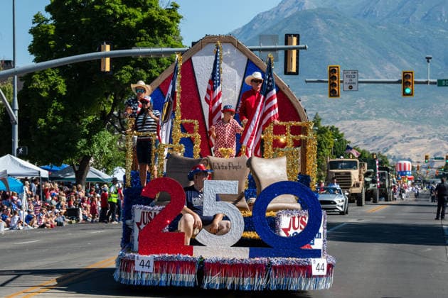 July 4, 2026, Provo, Utah, USA: A patriotic parade float featuring large red, white, and blue 250 lettering rolls down the street during America s Freedom Festival Grand Parade in Provo, Utah, Saturday, July 4, 2026. The annual Independence Day event features expanded programming to honor the 250th anniversary of United States independence. Provo USA - ZUMAm292 20260704_znp_m292_061 Copyright: xCharlesxMcClintockxWilsonx