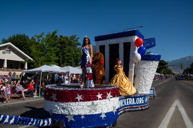 July 4, 2026, Provo, Utah, USA: A pageant titleholder wearing a tiara and sash stands alongside performers on a patriotic SCERA Center for the Arts parade float during America s Freedom Festival Grand Parade in Provo, Utah, Saturday, July 4, 2026. The annual Independence Day event features expanded programming to honor the 250th anniversary of United States independence. Provo USA - ZUMAm292 20260704_znp_m292_069 Copyright: xCharlesxMcClintockxWilsonx