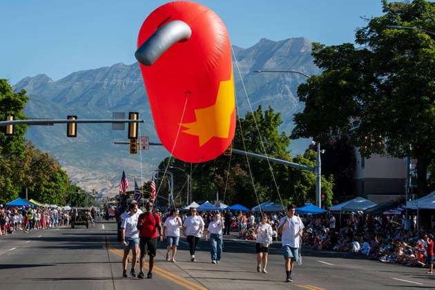 July 4, 2026, Provo, Utah, USA: Handlers guide a large helium balloon down the street during America s Freedom Festival Grand Parade in Provo, Utah, Saturday, July 4, 2026. The annual event drew thousands of spectators to the downtown corridor. Provo USA - ZUMAm292 20260704_znp_m292_092 Copyright: xCharlesxMcClintockxWilsonx
