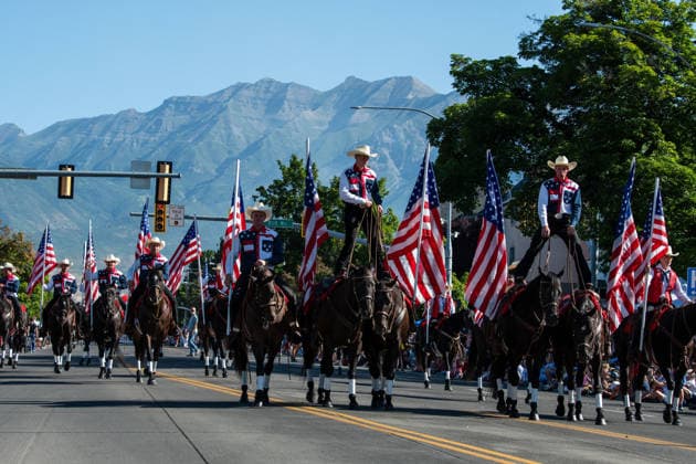 July 4, 2026, Provo, Utah, USA: Equestrian performers balance upright on horseback while carrying American flags down the street during America s Freedom Festival Grand Parade in Provo, Utah, Saturday, July 4, 2026. The annual Independence Day event features expanded programming to honor the 250th anniversary of United States independence. Provo USA - ZUMAm292 20260704_znp_m292_101 Copyright: xCharlesxMcClintockxWilsonx