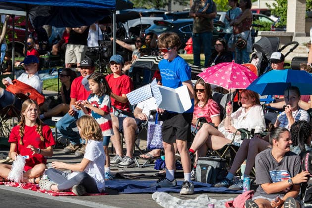 July 4, 2026, Provo, Utah, USA: Spectators and children gather along the sidewalk to watch America s Freedom Festival Grand Parade in Provo, Utah, Saturday, July 4, 2026. The annual Independence Day event features expanded programming to honor the 250th anniversary of United States independence. Provo USA - ZUMAm292 20260704_znp_m292_121 Copyright: xCharlesxMcClintockxWilsonx