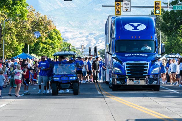 July 4, 2026, Provo, Utah, USA: A blue Brigham Young University (BYU) semi-truck drives along the route during America s Freedom Festival Grand Parade in Provo, Utah, Saturday, July 4, 2026. The annual Independence Day event features expanded programming to honor the 250th anniversary of United States independence. Provo USA - ZUMAm292 20260704_znp_m292_122 Copyright: xCharlesxMcClintockxWilsonx