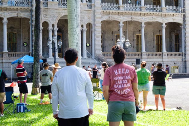 July 4, 2026, Honolulu, Hawaii, USA: Spectators at Iolani Palace in Honolulu on July 4, 2026 watch reenactors recreate the swearing in of Sanford Dole and the deposing of Hawaiian monarch Queen Liliuokalani on July 4, 1894 in a counterpoint to celebrations of the 250th anniversary of the founding of the U.S. Standing on the steps where it happened, reenactors read historian Tom KaufmanÃ¢â‚¬â ¢s historically accurate dialogue of speeches and proclamations overthrowing the Hawaiian monarchy, and appointment of Dole as the President of the Republic of Hawaii, by a cadre of principally American sugar growers and affiliated businessmen seeking tariff relief for their crop in the continental U.S. Honolulu USA - ZUMAm255 20260704_znp_m255_001 Copyright: xJ.xMattx