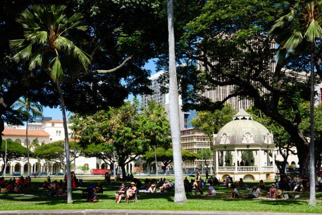 July 4, 2026, Honolulu, Hawaii, USA: Spectators at Iolani Palace in Honolulu on July 4, 2026 watch reenactors recreate the swearing in of Sanford Dole and the deposing of Hawaiian monarch Queen Liliuokalani on July 4, 1894 in a counterpoint to celebrations of the 250th anniversary of the founding of the U.S. Standing on the steps where it happened, reenactors read historian Tom KaufmanÃ¢â‚¬â ¢s historically accurate dialogue of speeches and proclamations overthrowing the Hawaiian monarchy, and appointment of Dole as the President of the Republic of Hawaii, by a cadre of principally American sugar growers and affiliated businessmen seeking tariff relief for their crop in the continental U.S. Honolulu USA - ZUMAm255 20260704_znp_m255_002 Copyright: xJ.xMattx