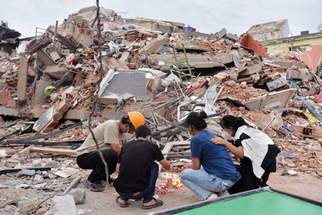 LA GUAIRA, VENEZUELA - JULY 03: Overseas Chinese pay tribute to their deceased relatives following two powerful earthquakes on July 3, 2026 in Catia La Mar, La Guaira, Venezuela. The death toll from the two powerful earthquakes that struck Venezuela on June 24 has risen to 2,954, while the number of injured has climbed to 16,592 as of July 4.  Copyright: xChinaxNewsxServicex 111652304488