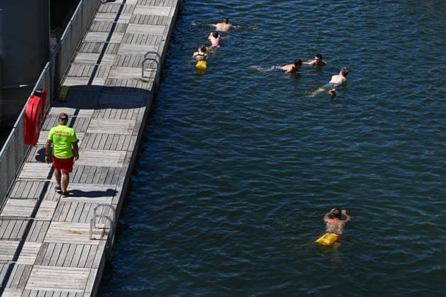 (260705) -- PARIS, July 5, 2026 -- People swim in the Seine River, Paris, France, on July 4, 2026. Paris opened some swimming sites in the Seine River to help people escape heat on Saturday. (Photo by Xinhua) FRANCE-PARIS-SEINE RIVER-SWIMMING-OPEN EmmaxDaxSilva 
