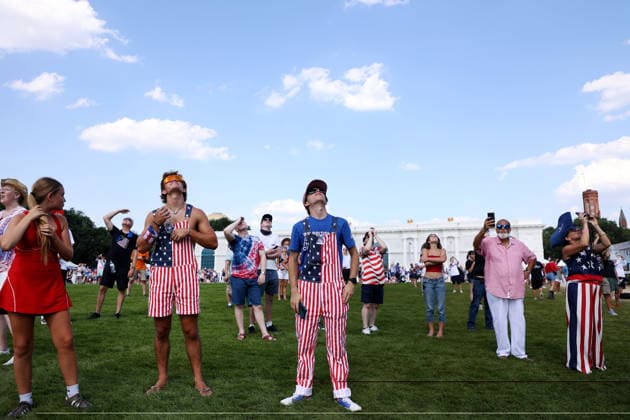 July 4, 2026, Washington, District Of Columbia, USA: People take pictures during a military flyover during the Salute to America Independence Day celebration in Washington, DC, USA, on July 4, 2026. The nation is marking the 250th anniversary of the United States Declaration of Independence. Washington USA - ZUMAs337 20260704_znp_s337_024 Copyright: xGentxShkullakux