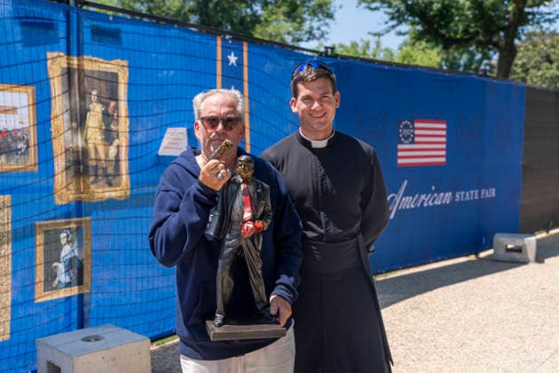 July 4, 2026, Washington, United States: Steven C. Barber poses with a small version of his Trump Monument at the Great American State Fair on the National Mall, in Washington. Washington United States  - ZUMAs197 20260704_aaa_s197_245 Copyright: xJenxGolbeckx