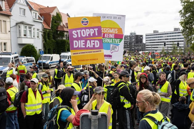 Protest against the federal party conference of the Alternative for Germany (AfD) in Erfurt - 04 Jul 2026 Protester holds a placard reading Stoppt die AfD during the demonstration against the federal party conference of the Alternative for Germany (AfD). The party’s two-day convention is being held at the Erfurt Exhibition Centre on July 4–5. According to police, around 31,000 people took part in the protests, while organizers estimated attendance at about 50,000. Demonstrators held marches, rallies and blockades of several access roads, including a section of the A71 motorway. Erfurt Germany Copyright: xVasilyxKrestyaninovx xSOPAxImagesx _VKR1634