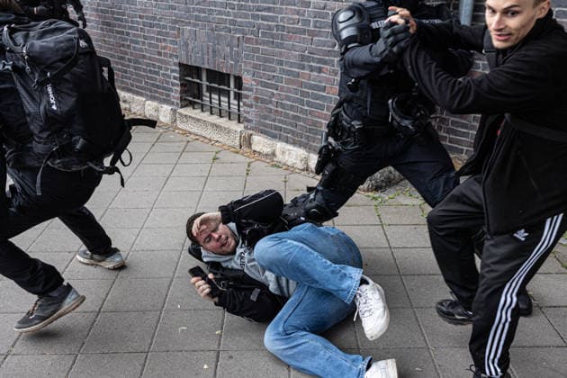 Protest against the federal party conference of the Alternative for Germany (AfD) in Erfurt - 04 Jul 2026 Police officers attempt to protect an Apollo News journalist as he is assaulted by left-wing activists during a protest against the federal party conference of the Alternative for Germany (AfD). The party’s two-day convention is being held at the Erfurt Exhibition Centre on July 4–5. According to police, around 31,000 people took part in the protests, while organizers estimated attendance at about 50,000. Demonstrators held marches, rallies and blockades of several access roads, including a section of the A71 motorway. Erfurt Germany Copyright: xVasilyxKrestyaninovx xSOPAxImagesx _VKR1682