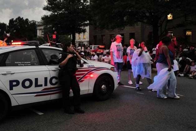 July 4, 2026, Washington, District Of Columbia, USA: People exit the National Mall in Washington, D.C. on July 4, 2026, after the Freedom 250 Independence Day celebration was evacuated and portions of the event delayed to to incoming thunderstorms. Washington USA  - ZUMAd227 20260704_znp_d227_013 Copyright: xBryanxDozierx