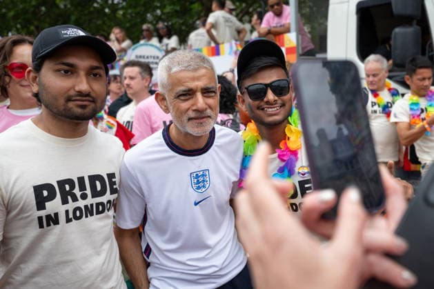 London Mayor Sadiq Khan joins Pride in London 2026 parade, UK - 04 Jul. London Mayor Sadiq Khan poses for photographs with participants during the Pride in London parade in central London. Participants take part in the annual Pride in London parade through central London, celebrating LGBTQ+ communities and advocating for visibility, unity and equality. Thousands of marchers, community groups, charities, businesses and campaign organisations join the procession, which travels through the capital with colourful costumes, banners, music and performances. London United Kingdom Copyright: xAndreaxDomeniconix xSOPAxImagesx ADOMENICONI_PRIDE_MAYOR_Z63_4065