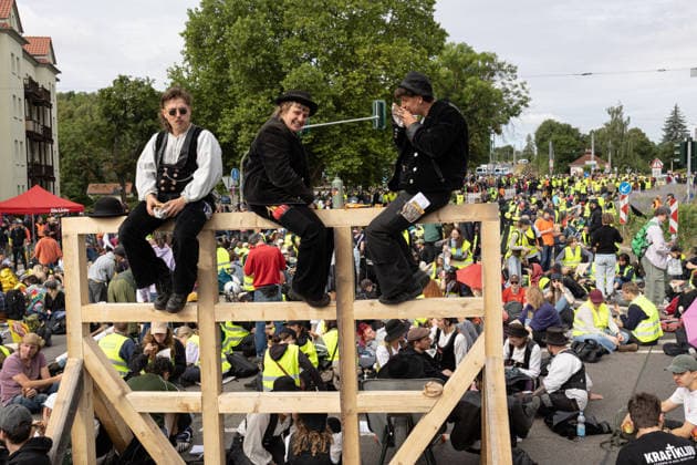 July 4, 2026, Erfurt, Germany: Protesters stand on a wooden barricade at a road intersection as they block a street during the demonstration against the federal party conference of the Alternative for Germany (AfD) in Erfurt. The party™s two-day convention is being held at the Erfurt Exhibition Centre on July 4 5. According to police, around 31,000 people took part in the protests, while organizers estimated attendance at about 50,000. Demonstrators held marches, rallies and blockades of several access roads, including a section of the A71 motorway. Erfurt Germany  - ZUMAs197 20260704_aaa_s197_257 Copyright: xVasilyxKrestyaninovx