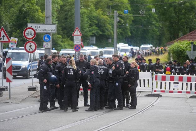 Erfurt Die Polizei am Rande der Gegendemonstrationen zum AfD-Bundesparteitag am Gothaer Platz Die Polizei zeigt starke Praesenz am Rande der Gegendemonstrationen zum AfD-Bundesparteitag am Gothaer Platz in Erfurt Die Polizei am Rande der Gegendemonstrationen zum AfD-Bundesparteitag am Gothaer Platz, *** Erfurt: Police on the fringes of the counter-demonstrations against the AfD national party convention at Gothaer Platz. Police maintain a strong presence on the fringes of the counter-demonstrations against the AfD national party convention at Gothaer Platz in Erfurt. Police on the fringes of the counter-demonstrations against the AfD national party convention at Gothaer Platz, Copyright: xEibner-Pressefoto PiaxSchindlerx EP_PSR