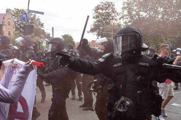 July 4, 2026, Erfurt, Germany: A police officer gestures to left-wing activists during the demonstration against the federal party conference of the Alternative for Germany (AfD). The party™s two-day convention is being held at the Erfurt Exhibition Centre on July 4 5. According to police, around 31,000 people took part in the protests, while organizers estimated attendance at about 50,000. Demonstrators held marches, rallies and blockades of several access roads, including a section of the A71 motorway. Erfurt Germany - ZUMAs197 20260704_aaa_s197_259 Copyright: xVasilyxKrestyaninovx