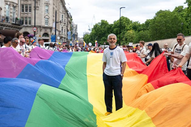July 4, 2026, London, United Kingdom: London Mayor Sadiq Khan stands on LGBTQ+ flag during the parade. Participants take part in the annual Pride in London parade through central London, celebrating LGBTQ+ communities and advocating for visibility, unity and equality. Thousands of marchers, community groups, charities, businesses and campaign organisations join the procession, which travels through the capital with colourful costumes, banners, music and performances. London United Kingdom - ZUMAs197 20260704_aaa_s197_289 Copyright: xAndreaxDomeniconix