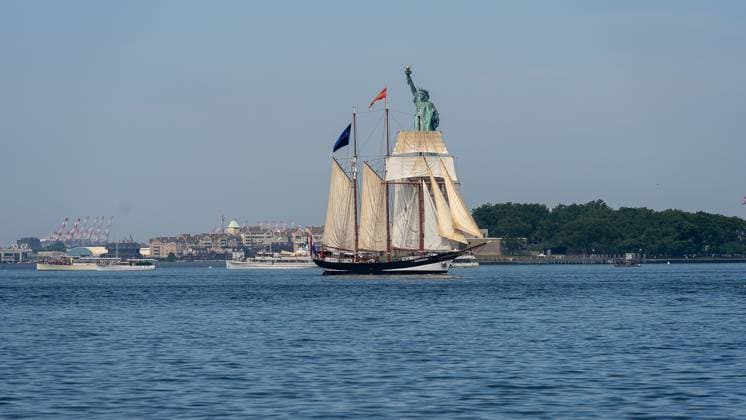 RECORD DATE NOT STATED New York Harbor Comes Alive as Sail250 Tall Ships Parade Marks America™s 250th Birthday (NEW) New York Harbor Comes Alive as Sail250 Tall Ships Parade Marks America™s 250th Birthday. July 04,2026, New York,USA. The Dutch tall ship Oosterschelde, joined the Sail250 Parade of Sail in New York Harbor on July 4, 2026, as part of the Sail4th 250 celebration. Credit: Jorge Estrellado Thenews2(Foto: Jorge Estrellado Thenews2 imago images) New York Harbor Comes Alive as Sail250 Tall Ships Parade Marks America™s 250th Birthday  Copyright: xJorgexEstrelladox