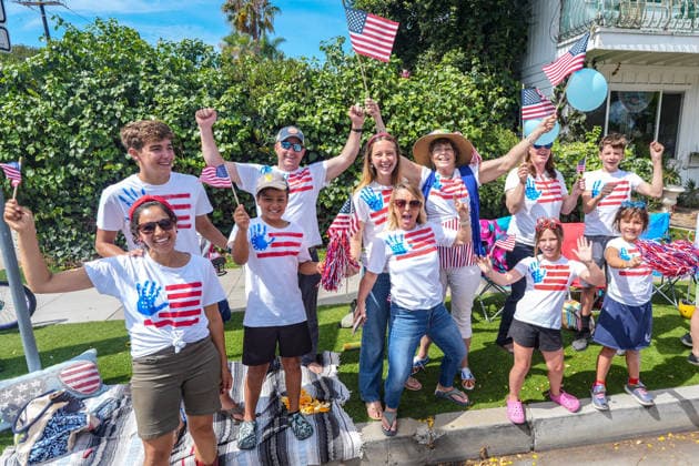 Coronado July 4th parade 2026, in California, USA - 04 Jul 2026 People wave the America flags to celebrate the America s 250th birthday at the sidewalk during the parade. Spectators line Orange Avenue as participants march through the annual Independence Day Parade in Coronado on July 4, 2026. The parade, featuring marching bands, military units, community organizations, and decorated vehicles, was part of the city s Independence Day celebrations marking America s 250th birthday and drew thousands of residents and visitors to the coastal community of San Diego area. Coronado United States Copyright: xMichaelxHoxWaixLeex xSOPAxImagesx Michael Ho_5999