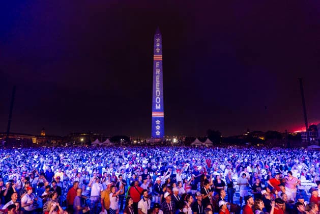 Salute to America 250 celebration on the National Mall Crowds watch the fireworks go off during the Salute to America 250 celebration on the National Mall in Washington, DC, USA, 05 July 2026. The fireworks display is reportedly the largest in history, with 850,000 shells launched over 40 minutes. WASHINGTON DC United States  Copyright: xPool ABACAx