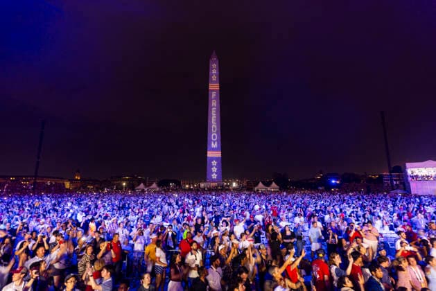 Salute to America 250 celebration on the National Mall Crowds watch the fireworks go off during the Salute to America 250 celebration on the National Mall in Washington, DC, USA, 05 July 2026. The fireworks display is reportedly the largest in history, with 850,000 shells launched over 40 minutes. WASHINGTON DC United States  Copyright: xPool ABACAx