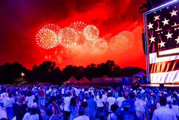 Salute to America 250 celebration on the National Mall Fireworks go off during the Salute to America 250 celebration on the National Mall in Washington, DC, USA, 05 July 2026. The fireworks display is reportedly the largest in history, with 850,000 shells launched over 40 minutes. WASHINGTON DC United States  Copyright: xPool ABACAx