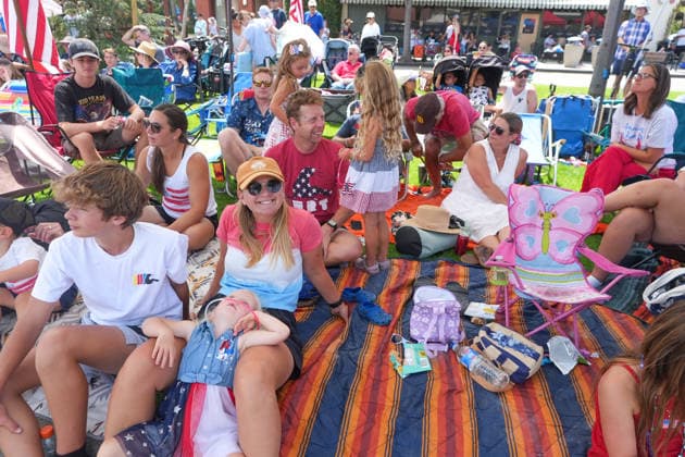 July 4, 2026, Coronado, California, United States: People watch the parade on the sidewalk. Spectators line Orange Avenue as participants march through the annual Independence Day Parade in Coronado on July 4, 2026. The parade, featuring marching bands, military units, community organizations, and decorated vehicles, was part of the city s Independence Day celebrations marking America s 250th birthday and drew thousands of residents and visitors to the coastal community of San Diego area. Coronado United States  - ZUMAs197 20260704_aaa_s197_356 Copyright: xMichaelxHoxWaixLeex