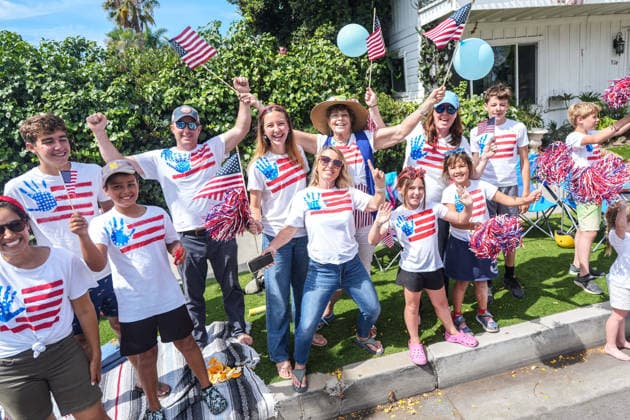 July 4, 2026, Coronado, California, United States: People wave the America flags to celebrate the America s 250th birthday at the sidewalk during the parade. Spectators line Orange Avenue as participants march through the annual Independence Day Parade in Coronado on July 4, 2026. The parade, featuring marching bands, military units, community organizations, and decorated vehicles, was part of the city s Independence Day celebrations marking America s 250th birthday and drew thousands of residents and visitors to the coastal community of San Diego area. Coronado United States  - ZUMAs197 20260704_aaa_s197_372 Copyright: xMichaelxHoxWaixLeex