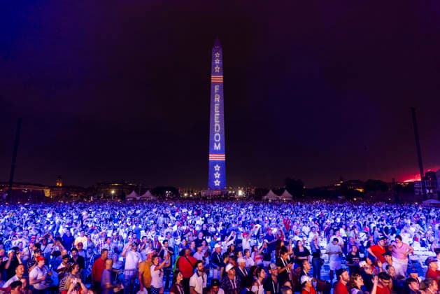 July 5, 2026, Washington, District Of Columbia, USA: Crowds watch the fireworks go off during the Salute to America 250 celebration on the National Mall in Washington, DC, USA, 05 July 2026. The fireworks display is reportedly the largest in history, with 850,000 shells launched over 40 minutes Washington USA  - ZUMAs152 20260705_faa_s152_004 Copyright: xJimxLoScalzox-xPoolxviaxCNPx
