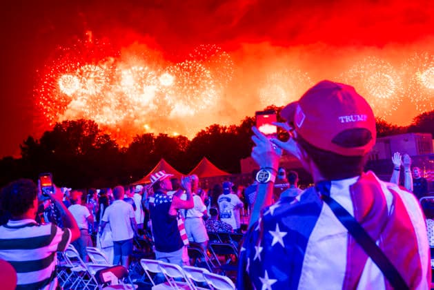 Salute to America 250 celebration on the National Mall Fireworks go off during the Salute to America 250 celebration on the National Mall in Washington, DC, USA, 05 July 2026. The fireworks display is reportedly the largest in history, with 850,000 shells launched over 40 minutes. WASHINGTON DC United States  Copyright: xPool ABACAx